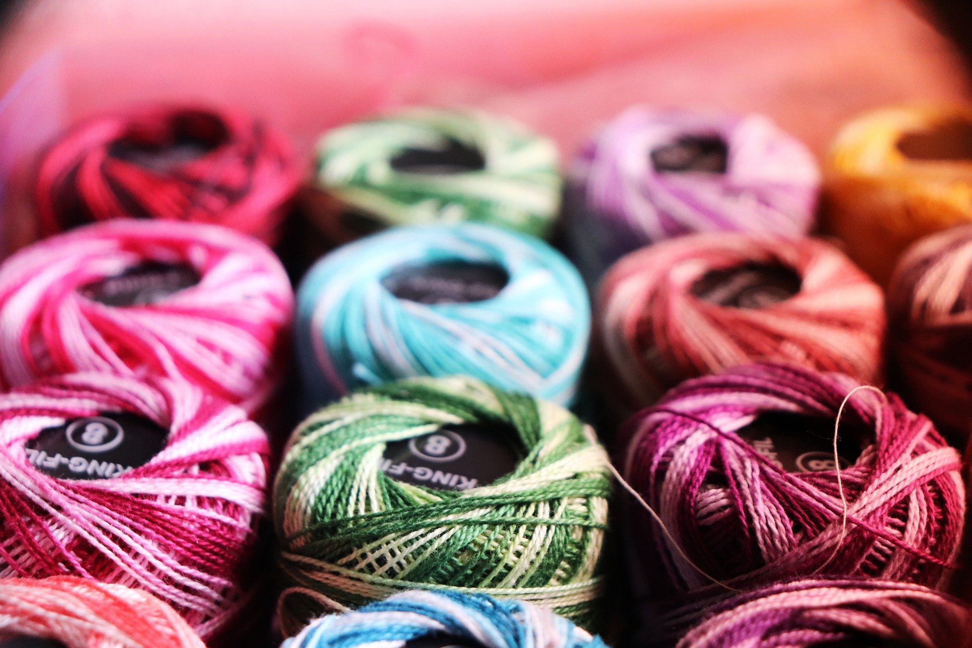Påbegynd dit strikkeprojekt med Navia garn eller Snældan garn i smukke farver